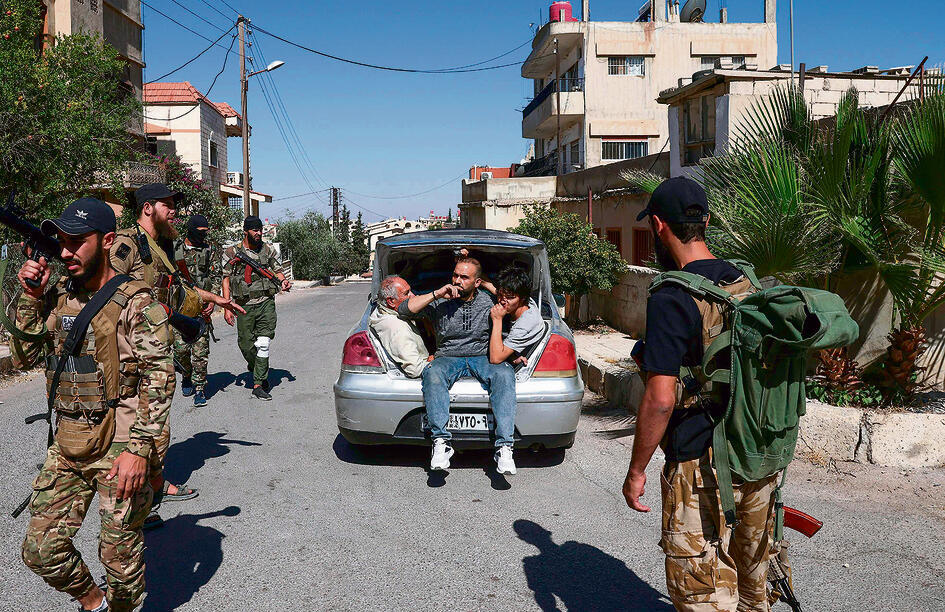 הכוחות הסורים לצד האזרחים הדרוזים במחוז א־סווידא | צילום: Bakr ALkasem / AFP yk14444212