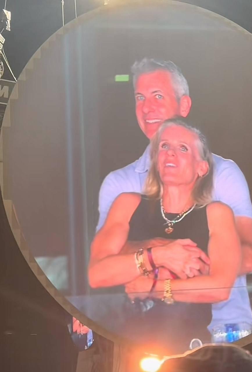 הזוג בהופעת קולדפליי בבוסטון (מתוך instaagraace בטיקטוק) הזוג בהופעת קולדפליי בבוסטון