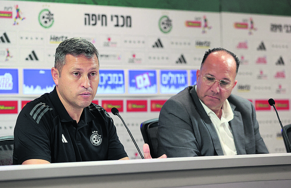 המנכ"ל איציק עובדיה והמאמן דייגו פלורס במסיבת העיתונאים אתמול