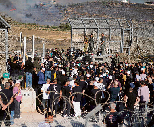 הלכה המשילות: דרוזים ישראלים על גדר הגבול, שלשום | צילום: Jalaa MAREY / AFP yk14445317