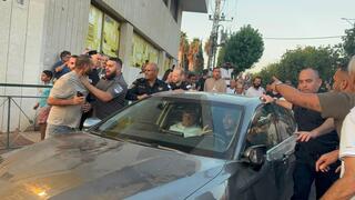 איימן עודה נמלט מהפגנה בנס ציונה