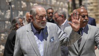 מייק האקבי בכפר הפלסטיני א-טייבה