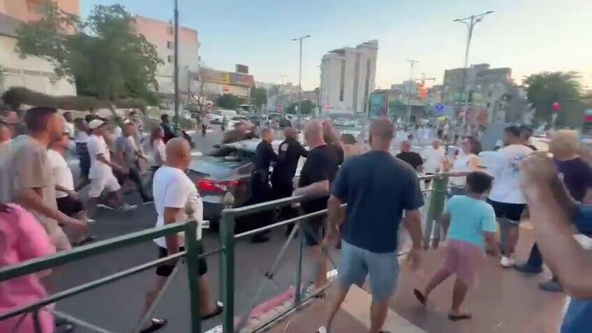 איימן עודה נמלט מהפגנה בנס ציונה