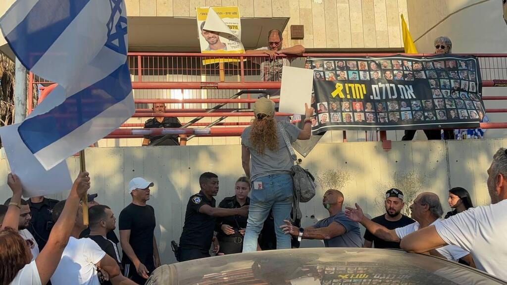 מפגינים צועקים על עופר כסיף בהפגנה בנס ציונה