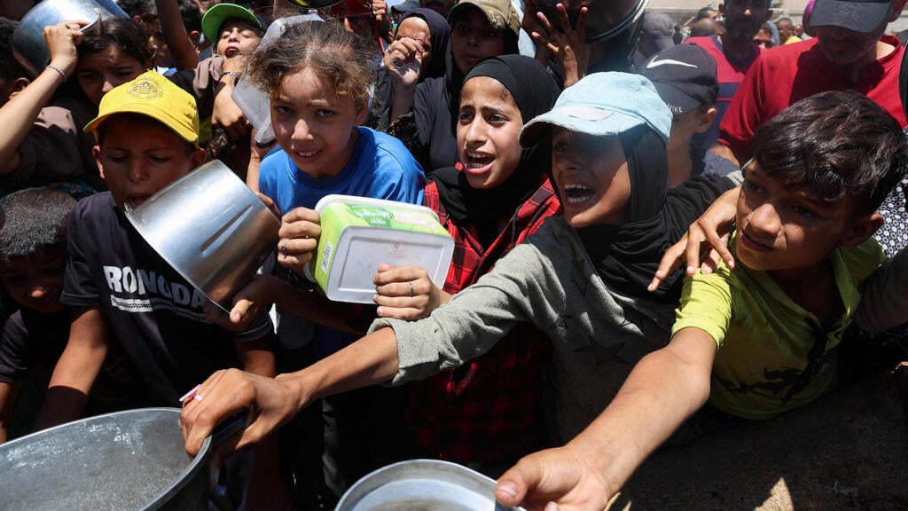 Aid handout in Gaza (Photo: REUTERS/Ramadan Abed) חלוקת מזון במרכז רצועת עזה