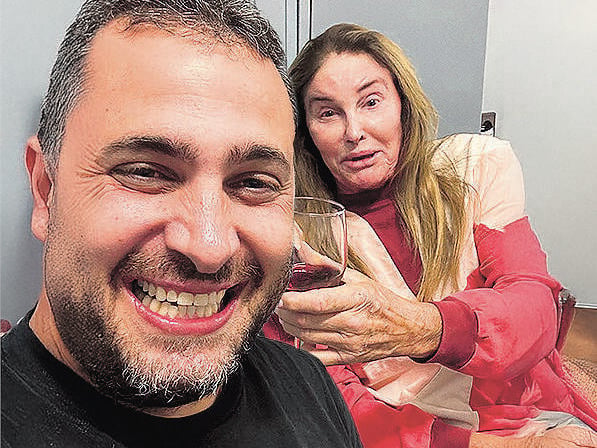 רגב גור והסלפי המפורסם עם קייטלין ג'נר (צילום: רגב גור) רגב גור בתמונת הסלפי עם קייטלין ג'נר