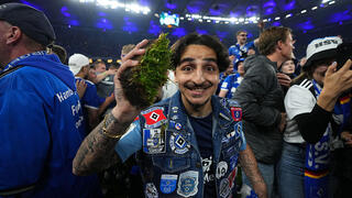 אוהד המבורג מאושר אחרי העלייה