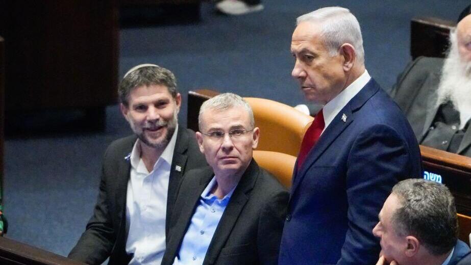 סמוטריץ' במליאה. "אצא מהממשלה בשנייה שאבין שלא הולכים לניצחון" (צילום: שלו שלום) איתמר בן גביר, ישראל כ"ץ, ביבי בנימין נתניהו, בצלאל סמוטריץ', יריב לוין, יצחק גולדקנופף במליאת הכנסת