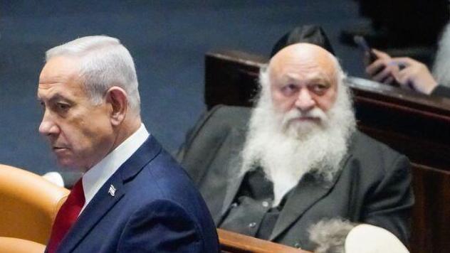 איתמר בן גביר, ישראל כ"ץ, ביבי בנימין נתניהו, בצלאל סמוטריץ', יריב לוין, יצחק גולדקנופף במליאת הכנסת