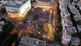 הפגנת ענק לסיום המלחמה בכיכר הבימה