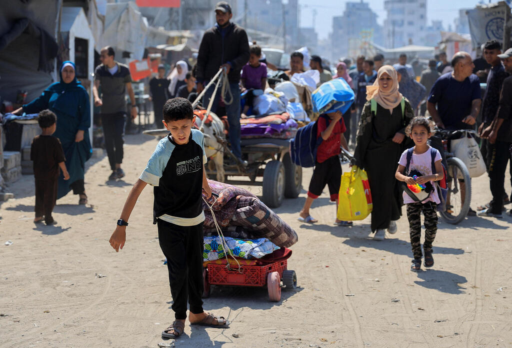 עזתים שנעקרו מביתם (צילום: REUTERS/Mahmoud Issa) עזתים שנעקרו מביתם