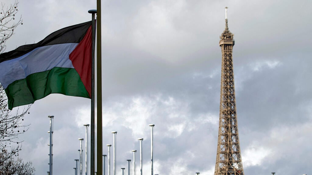 Palestinian flag in Paris (Photo: JOEL SAGET / AFP) דגל הרשות הפלסטינית ב פריז