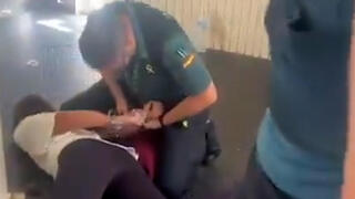 שרו בעברית והורדו בכוח מהטיסה