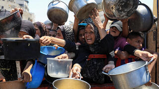 תור לחלוקת מזון בעזה תור ל מזון בעיר עזה בצל טענות למשבר רעב תת-תזונה ברצועה