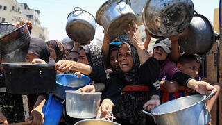 תור ל מזון בעיר עזה בצל טענות למשבר רעב תת-תזונה ברצועה