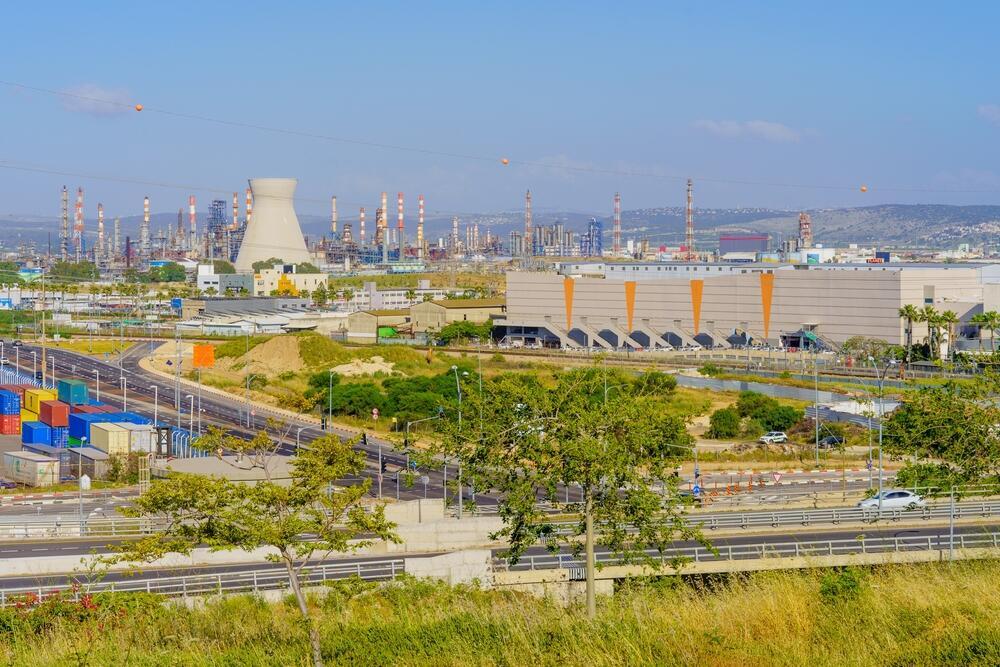 בתי זיקוק בחיפה (צילום: RnDmS/Shutterstock) בתי זיקוק בחיפה