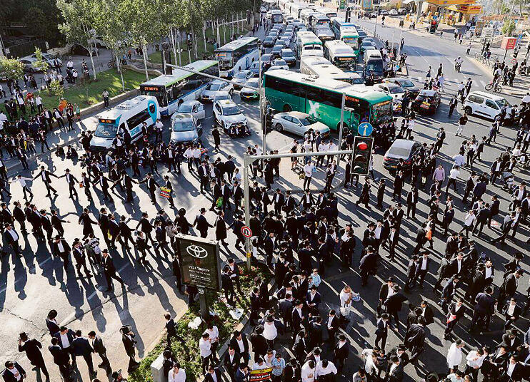 הפגנת חרדים השבוע. צעקות "נאצי" לקצין פצוע | צילום: אלכס קולומויסקי yk14452661