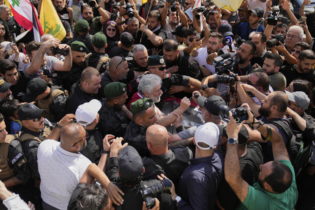ההמונים מסביבו של עבדאללה (צילום: AP Photo/Hussein Malla) ג'ורג' איבראהים עבדאללה המחבל הלבנוני שריצה 41 שנות מאסר בצרפת בגין תכנון רציחתו בפריז של הדיפלומט הישראלי יעקב בר סימנטוב בשנת 1982 מתקבל בשדה התעופה בביירות
