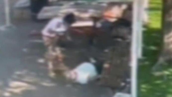 תיעוד: בת 87 נשדדת באכזריות בפארק ציבורי בנוף הגליל