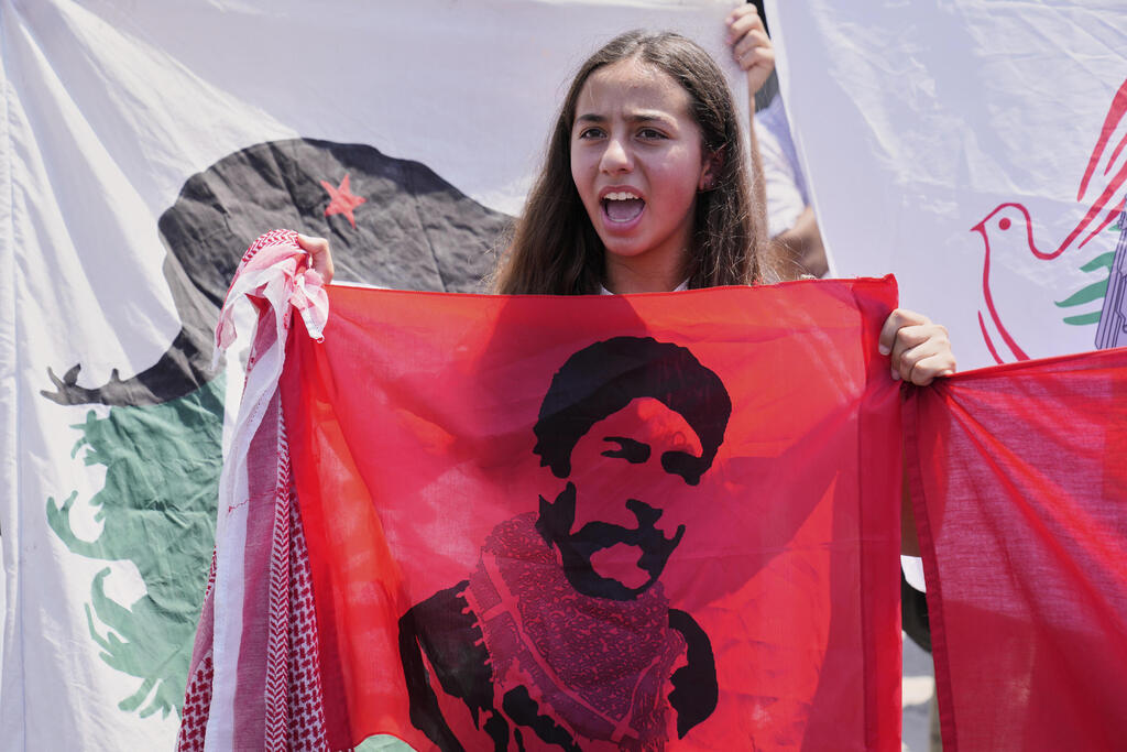 צילום: AP Photo/Hussein Malla ג'ורג' איבראהים עבדאללה המחבל הלבנוני שריצה 41 שנות מאסר בצרפת בגין תכנון רציחתו בפריז של הדיפלומט הישראלי יעקב בר סימנטוב בשנת 1982 מתקבל בשדה התעופה בביירות