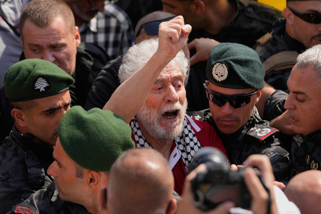 ג'ורג' עבדאללה, אחרי הנחיתה בביירות (צילום: AP Photo/Hussein Malla) ג'ורג' איבראהים עבדאללה המחבל הלבנוני שריצה 41 שנות מאסר בצרפת בגין תכנון רציחתו בפריז של הדיפלומט הישראלי יעקב בר סימנטוב בשנת 1982 מתקבל בשדה התעופה בביירות