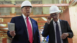 פאוול וטראמפ במהלך הסיור במתחם הפד