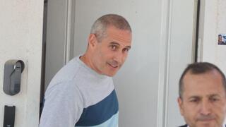 חבר הכנסת חנוך מילביצקי יוצא מהחקירה ב-433