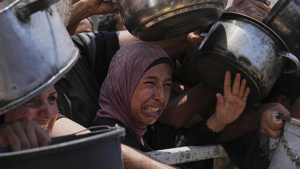 צילום: AP Photo/Abdel Kareem Hana חלוקת מזון בעיר עזה