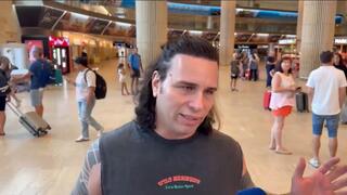 סקאזי לאחר נחיתתו, בעקבות ביטול ההופעה בטומורולנד