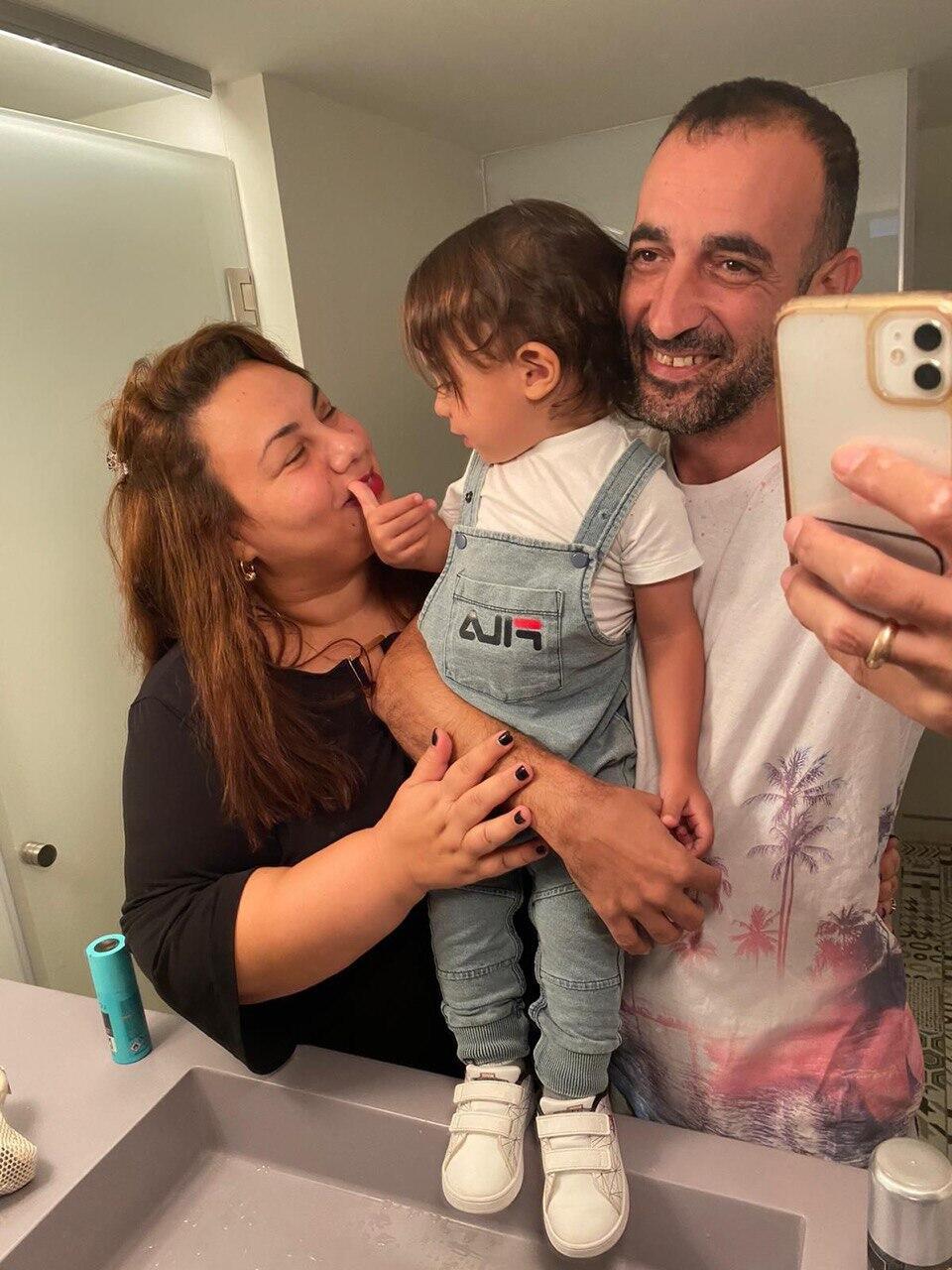 עם הבעל והילד. "אני בקשר מצוין עם גרושתו" (צילום: אוסף פרטי ) אמירה בוזגלו מגזין סוף שבוע