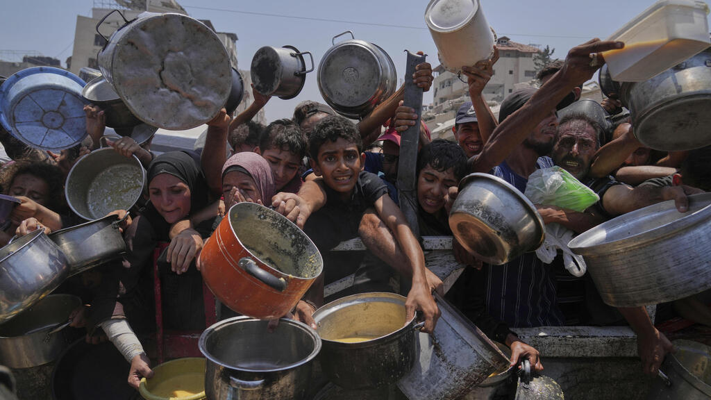 חלוקת מזון בעיר עזה (צילום: AP Photo/Abdel Kareem Hana) חלוקת מזון בעיר עזה
