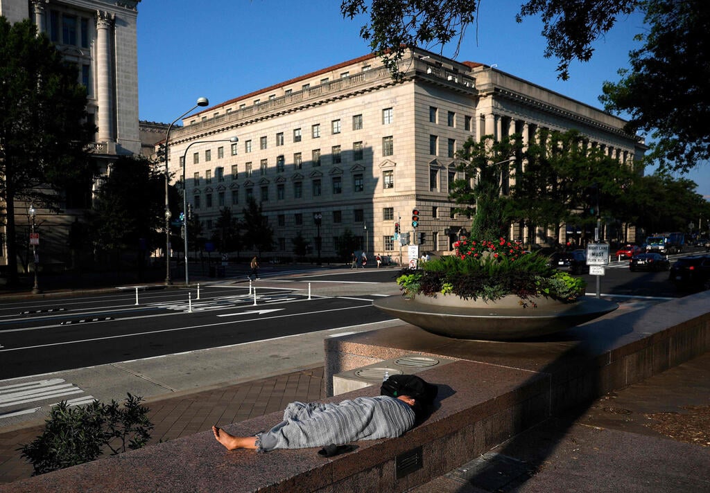 צילום: Kevin Dietsch / GETTY IMAGES NORTH AMERICA / AFP הומלס הומלסים דייר רחוב וושינגטון הבירה ארה"ב