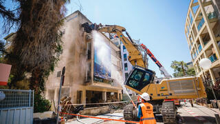 התחדשות עירונית בתל אביב. הריסת בניין ישן בפרויקט של גיא ודורון לוי