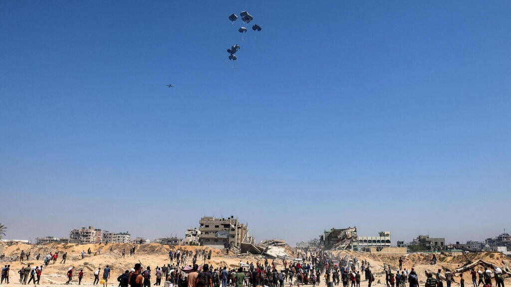 הצנחת סיוע הומניטרי ברצועת עזה (צילום: BASHAR TALEB / AFP, BASHAR TALEB / AFP) חלוקת סיוע הומניטרי ברצועת עזה