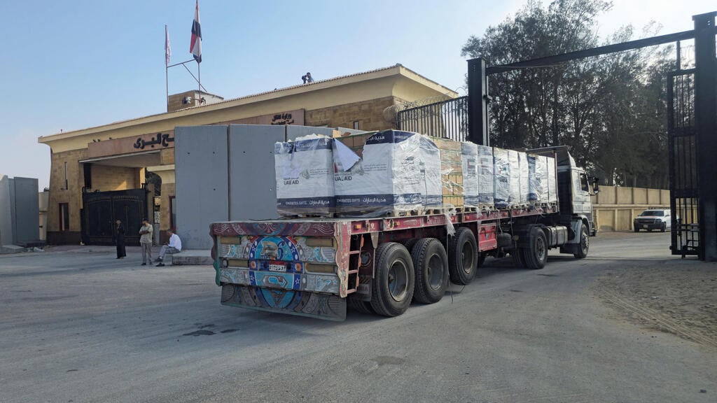Aid trucks entering Gaza via Egyptian border (Photo: REUTERS/Stringer) מעבר רפיח