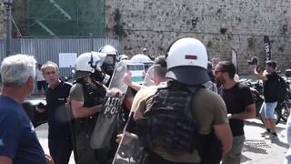 הפגנה פרו-פלסטינית ביוון בזמן הגעה של ספינה עם תיירים ישראלים