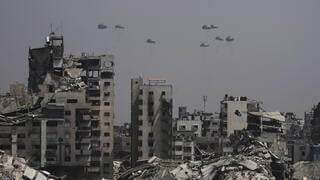 סיוע הומניטרי מוצנח מעל העיר עזה 