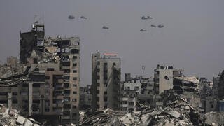 סיוע הומניטרי מוצנח מעל העיר עזה 