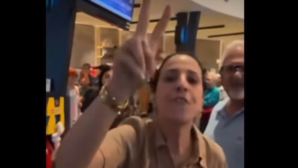 אחת הנשים שקראו "לשחרר את פלסטין", מתוך הסרטון