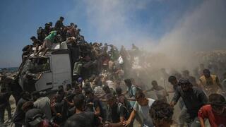 עזתים מתנפלים על משאיות סיוע עזתים מתנפלים על משאיות עם סיוע הומניטרי בציר מורג