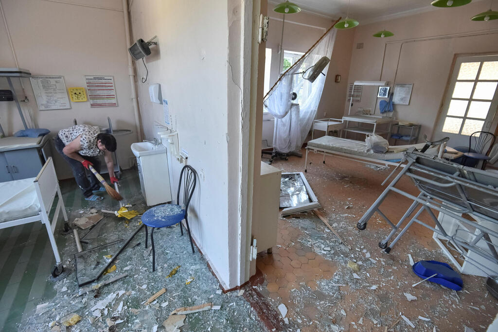 צילום: REUTERS/Mykola Synelnykov בית חולים במחוז דנייפרופטרובסק ב אוקראינה נפגע בהפצצה של רוסיה