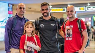 יאיר, עמוס ואריאל הורן עם מיגל ויטור בנתב