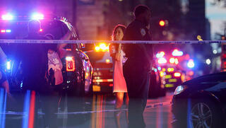 שוטר ושני בני אדם נורו למוות בלב ניו יורק, החשוד שם קץ לחייו