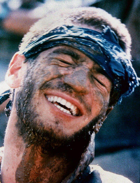 אבוטבול ב"שתי אצבעות מצידון" (1986). תפקיד משנה שגנב את ההצגה yk14457959