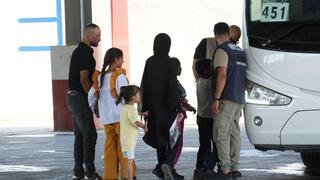 עזתים עוברים במעבר כרם שלום בשביל לקבל טיפולים רפואיים