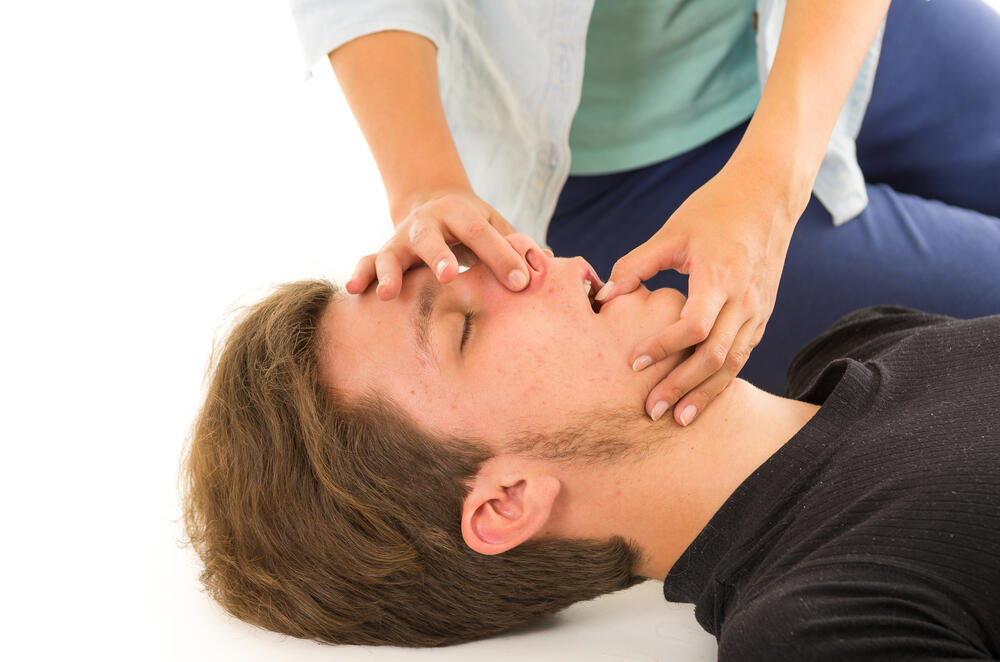 בליעת לשון: אין דבר כזה (צילום: shutterstock) החייאה מניעת בליעת לשון
