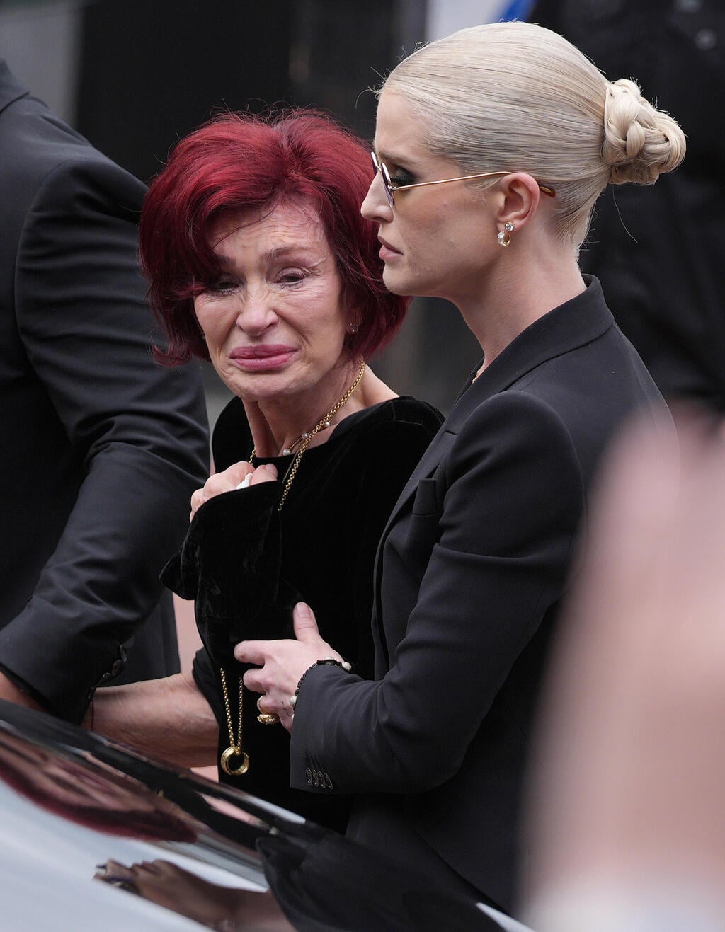 תהיו חזקות! קלי ושרון אוסבורן (צילום: Christopher Furlong/Getty Images) אוזי אוסבורן הלוויה שרון אוסבורן קלי אוסבורן
