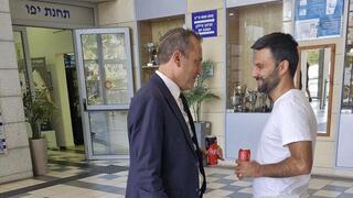 יוסף חדאד ועורך דינו בתחנת המשטרה ביפו