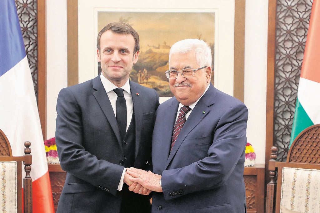 French President Emmanuel Macron and Palestinian President Mahmoud Abbas (Photo: Ludovic Marin/AFP) עמנואל מקרון עם אבו מאזן