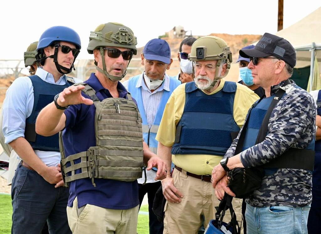 US special envoy Steve Witkoff and Ambassador Mike Huckabee at a Gaza aid center ויטקוף והשגריר האקבי בעזה